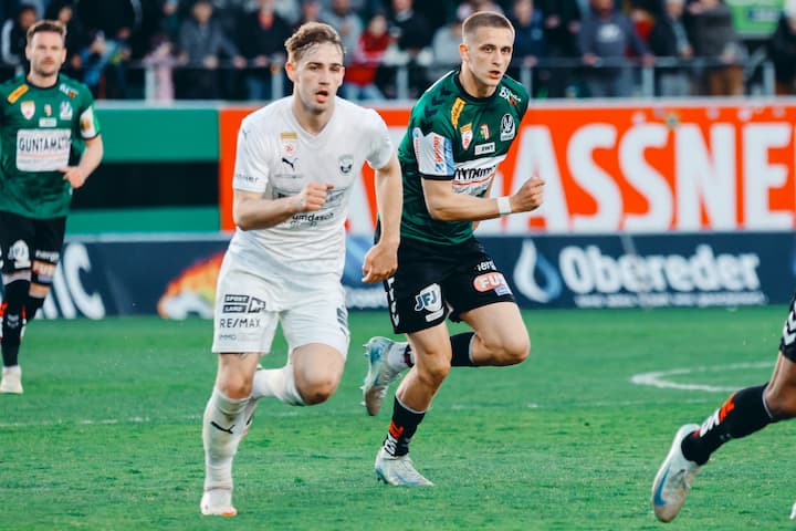 Der Osterhase versteckt im Stadion Schoko-Hasen für die Kids